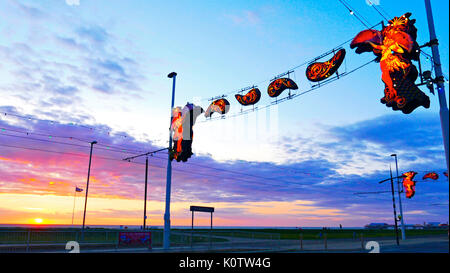 Blackpool, Großbritannien. 23. August 2017. UK Wetter. Blackpool Illuminations 2017. Testen der Lichter gegen einen herrlichen Sonnenuntergang über dem Meer vor der offiziellen schalten Sie am Freitag, dem 1. September. Credit: Kevin Walsh/Alamy leben Nachrichten Stockfoto