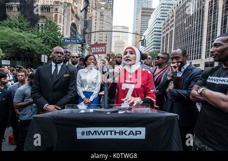 New York City, New York, USA. 23 Aug, 2017. Linda Sarsour auf der Bühne. New Yorker sammelten sich hinter Jetzt - unsigned NFL Spieler Colin Kaepernick, die während des Singens der US-Nation. al Hymne seit 2016 sitzen geblieben ist. Kaepernick hat erklärt "Ich stelle mich doch nicht zu stehen, stolz auf eine Flagge für ein Land, das unterdrückt, Schwarze und farbige Menschen zu zeigen." Quelle: ZUMA Press, Inc./Alamy leben Nachrichten Stockfoto
