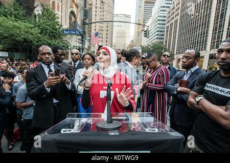New York City, New York, USA. 23 Aug, 2017. Linda Sarsour auf der Bühne. New Yorker sammelten sich hinter Jetzt - unsigned NFL Spieler Colin Kaepernick, die während des Singens der US-Nation. al Hymne seit 2016 sitzen geblieben ist. Kaepernick hat erklärt "Ich stelle mich doch nicht zu stehen, stolz auf eine Flagge für ein Land, das unterdrückt, Schwarze und farbige Menschen zu zeigen." Quelle: ZUMA Press, Inc./Alamy leben Nachrichten Stockfoto