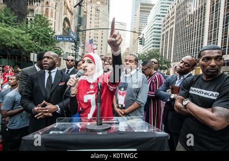 New York City, New York, USA. 23 Aug, 2017. Linda Sarsour auf der Bühne. New Yorker sammelten sich hinter Jetzt - unsigned NFL Spieler Colin Kaepernick, die während des Singens der US-Nation. al Hymne seit 2016 sitzen geblieben ist. Kaepernick hat erklärt "Ich stelle mich doch nicht zu stehen, stolz auf eine Flagge für ein Land, das unterdrückt, Schwarze und farbige Menschen zu zeigen." Quelle: ZUMA Press, Inc./Alamy leben Nachrichten Stockfoto
