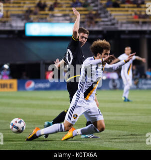 Columbus, USA. 22 Aug, 2017. Los Angeles Galaxy Mittelfeldspieler João Pedro (88) Erhält iup durch Columbus Crew SC Mittelfeldspieler Wil Trapp (20) ihres Gleichen an Mapfre Stadion ausgelöst. Columbus, Ohio, USA. Credit: Brent Clark/Alamy leben Nachrichten Stockfoto