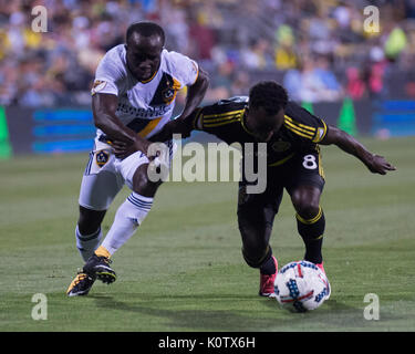 Columbus, USA. 22 Aug, 2017. Columbus Crew SC Mittelfeldspieler Mohammed Abu (8) kämpft für den ball mit Los Angeles Galaxy Mittelfeldspieler Emmanuel Boateng (24) ihres Gleichen an Mapfre Stadion. Columbus, Ohio, USA. Credit: Brent Clark/Alamy leben Nachrichten Stockfoto