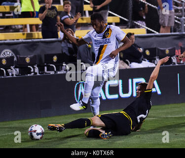 Columbus, USA. 22 Aug, 2017. Columbus Crew SC defender Jukka Raitala (2) befasst sich mit Los Angeles Galaxy Defender Bradley Diallo (18) ihres Gleichen an Mapfre Stadion. Columbus, Ohio, USA. Credit: Brent Clark/Alamy leben Nachrichten Stockfoto