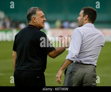 Washington, DC, USA. 23 Aug, 2017. Atlanta United FC Trainer Gerardo Martino und D.C. United Head Coach Ben Olsen erfüllen, bevor eine MLS Fußball Match zwischen der DC United und die Atlanta United FC am RFK Stadium in Washington DC. Credit: Cal Sport Media/Alamy leben Nachrichten Stockfoto