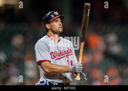 Houston, Texas, USA. 23 Aug, 2017. Washington Nationals erste Basisspieler Ryan Zimmerman (11) bereitet die bat bei einem Major League Baseball Spiel zwischen den Houston Astros und der Washington Nationals im Minute Maid Park in Houston, TX. Credit: Cal Sport Media/Alamy leben Nachrichten Stockfoto