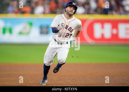 Houston, Texas, USA. 23 Aug, 2017. Houston Astros zweiter Basisspieler Jose Altuve (27) geht zum dritten Base mit einem dreifachen bei einem Major League Baseball Spiel zwischen den Houston Astros und der Washington Nationals im Minute Maid Park in Houston, TX. Credit: Cal Sport Media/Alamy leben Nachrichten Stockfoto