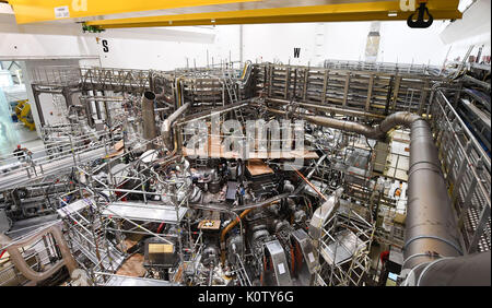 Die ringförmige Plasmagefäß, die wiegt 725 Tonnen, für die "Wendelstein 7-X" kernfusion Experiment am Max-Planck-Institut für Plasmaphysik in Greifswald, Deutschland, 21. August 2017. Die "Wendelstein 7-X" ist die zweite Phase der Experimente zu beginnen. Foto: Stefan Sauer/dpa Stockfoto