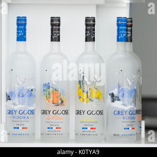 New York, USA. 23 Aug, 2017. Flaschen von Grey Goose Wodka auf Anzeige bei US Open Championship 2017 Credit: Lev radin/Alamy leben Nachrichten Stockfoto