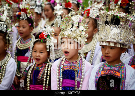 Qiangdongnan, China. 23 Aug, 2017. Kinder singen Gäste in Yangli Dorf Dong ethnische Gruppe in Congjiang Grafschaft zu begrüßen, im Südwesten Chinas Provinz Guizhou, 23.08.2017, einen Tag vor dem jährlichen "Xinmi" Festival. Die Menschen vor Ort durchgeführt, Trommel, Gesang und lusheng, ein Reed-pipe Blasinstrument, zu feiern Das traditionelle Fest für die Ernte zu beten. Quelle: Xinhua/Alamy leben Nachrichten Stockfoto