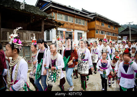 Qiangdongnan, China. 23 Aug, 2017. Dorfbewohner begrüßen Gäste in Yangli Dorf Dong ethnische Gruppe in Congjiang County, im Südwesten Chinas Provinz Guizhou, 23.08.2017, einen Tag vor dem jährlichen "Xinmi" Festival. Die Menschen vor Ort durchgeführt, Trommel, Gesang und lusheng, ein Reed-pipe Blasinstrument, zu feiern Das traditionelle Fest für die Ernte zu beten. Quelle: Xinhua/Alamy leben Nachrichten Stockfoto