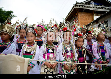 Qiangdongnan, China. 23 Aug, 2017. Kinder singen Gäste in Yangli Dorf Dong ethnische Gruppe in Congjiang Grafschaft zu begrüßen, im Südwesten Chinas Provinz Guizhou, 23.08.2017, einen Tag vor dem jährlichen "Xinmi" Festival. Die Menschen vor Ort durchgeführt, Trommel, Gesang und lusheng, ein Reed-pipe Blasinstrument, zu feiern Das traditionelle Fest für die Ernte zu beten. Quelle: Xinhua/Alamy leben Nachrichten Stockfoto