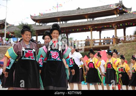 (170824) - QIANDONGNAN, Aug 24, 2017 (Xinhua) - die Leute von Miao ethnische gruppe Tanz während der "Papo" Festival in der Jialao Dorf von Miao und Dong Autonomen Bezirks Qiandongnan, Südwesten Chinas Provinz Guizhou, 23.08.2017. "Papo" Festival, oder der Piste - Klettern Festival, war eine Gelegenheit, damit die in der Antike für die jungen Menschen von Miao ethnische Gruppe. (Xinhua / Huang Xiaohai) (Wsw) Stockfoto