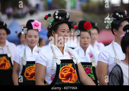 (170824) - QIANDONGNAN, Aug 24, 2017 (Xinhua) - die Leute von Miao ethnische gruppe Tanz während der "Papo" Festival in der Jialao Dorf von Miao und Dong Autonomen Bezirks Qiandongnan, Südwesten Chinas Provinz Guizhou, 23.08.2017. "Papo" Festival, oder der Piste - Klettern Festival, war eine Gelegenheit, damit die in der Antike für die jungen Menschen von Miao ethnische Gruppe. (Xinhua / Huang Xiaohai) (Wsw) Stockfoto