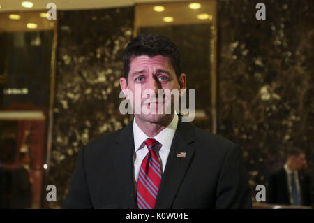 Sprecher der US-Repräsentantenhaus Paul Ryan (Republikaner von Wisconsin) spricht mit der Presse nach dem Treffen mit US-Präsidenten Donald Trump, in der Lobby des Trump Tower, New York City, New York, 9. Dezember 2016. Credit: Aude Guerrucci/Pool über CNP - KEINE LEITUNG SERVICE - Foto: Aude Guerrucci/Konsolidierte/dpa | Verwendung weltweit Stockfoto