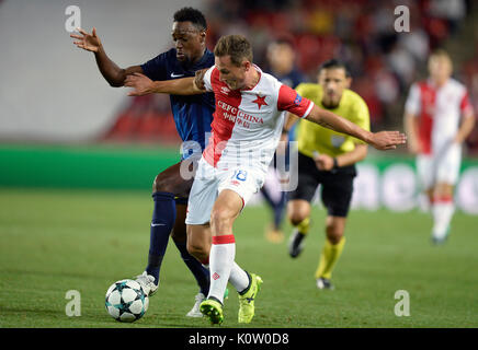 Von links VINICIUS OLIVEIRA FRANCO von apoel und JAN BORIL von Slavia, in Aktion während der vierten Runde der UEFA Europa League match SK Slavia Praha vs Apoel Nikosie in Prag, Tschechische Republik, am Mittwoch, den 23. August 2017. (CTK Photo/Katerina Sulova) Stockfoto