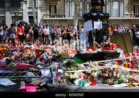 Menschen stehen neben Kerzen und Blumen auf den Boden gestellt werden, nach einem Terroranschlag, dass viele getötet und in der Promenade Las Ramblas, Barcelona, Spanien verletzt wurden, am 21. August 2017. (Foto von D.Nakashima/LBA) Stockfoto