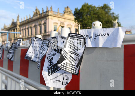 "Texte für die Kommissionierung' auf einem Stück Papier, auf einem Sicherheitszaun in Berlin, Deutschland eingefügt geschrieben, 24. August 2017. Kurze Gedichte und Texte sind auf einem Sicherheitszaun auf der Straße Unter den Linden eingefügt. Dies ist eine Initiative von österreichischen Schriftsteller und Dichter 'Einzelblatt' Helmut Leopold Seethaler ernannt. Seit den 1970er Jahren Seethaler seine Gedichte in der Form von kleinen Flieger an Beleuchtungsmasten Pasten, park Bäume, Gebäude, Zäune und der U-Bahnstation Wände. Seethaler ist der Überzeugung, dass Kunst im öffentlichen Raum müssen vorhanden sein. Das hat ihm viele Male vor Gericht gegeben, dass seine Handlungen sind rechtlich als d-als-led Stockfoto