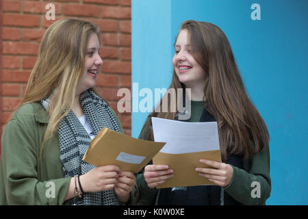 Bromsgrove, Worcs, UK. 24 Aug, 2017. Der 16-jährige Zwillinge Siobhan und Danni Farrell öffnen ihre Ergebnisse an der North Bromsgrove High School, Bromsgrove, Worcs GROSSBRITANNIEN. Credit: Peter Lopeman/Alamy leben Nachrichten Stockfoto