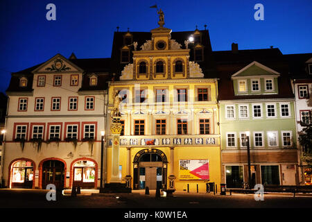 Bild der Kunsthalle ('Kunsthalle') Erfurt am Fischmarkt, in der Blauen Stunde in der Innenstadt von Erfurt, Deutschland, 24. August 2017 berücksichtigt. Die Institution befindet sich in einem Haus des Roten Ochsen (Haus zum Roten Ochsen) entfernt und zählt mit einer Renaissancefassade. Das Gebäude wurde als Ausstellungshalle im Jahre 1979 eingeweiht und zählt mit einer Ausstellungsfläche von 750 Quadratmetern für kontinuierlich ändern Ausstellungen aus Kunststoff Art. Foto: Jens Kalaene/dpa-Zentralbild/dpa Stockfoto