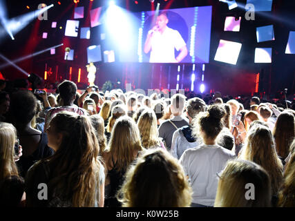 Die Zuschauer im Anschluss an die Darbietungen ihrer Sterne während der Videodays in Köln, Deutschland, 24. August 2017. Die Videodays mit der Anwesenheit von Stars aus der YouTube Szene ist bereits zum 10. Mal statt. Foto: Henning Kaiser/dpa Stockfoto