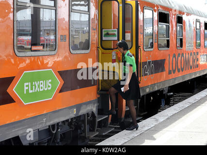 Berlin, Deutschland. 24 Aug, 2017. Eine Frau betritt den Locomore Wagen während der Wiederinbetriebnahme des trainline zwischen Berlin und Stuttgart am Bahnhof Lichtenberg in Berlin, Deutschland, 24. August 2017. Die tschechische Firma 'Leo Express' übernahm die trainline des insovent Unternehmen Locomore. Deutschen Trainer provider' Flixbus' kümmert sich um das Ticketing. Foto: Wolfgang Kumm/dpa/Alamy leben Nachrichten Stockfoto