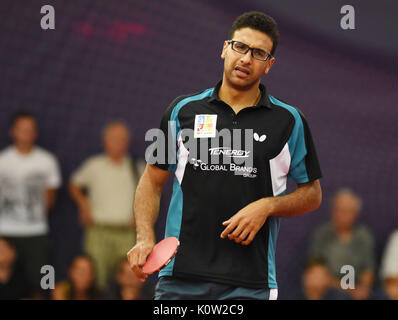 Olomouc, Tschechische Republik. 24 Aug, 2017. OMAR ASSAR von Ägypten (Bild) in Aktion gegen Timo Boll aus Deutschland (nicht abgebildet) während der Seamaster 2017 ITTF World Tour Czech Open in Olomouc, Tschechische Republik, 24. August 2017. Credit: Ludek Perina/CTK Photo/Alamy leben Nachrichten Stockfoto