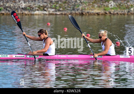 Racice, Tschechische Republik. 24 Aug, 2017. Franziska Weber und Tina Dietze von Deutschland in Aktion während der Icf Canoe Sprint WM-Halbfinale Rennen 2017 in Racice, Tschechische Republik, 24. August 2017. Credit: Roman Vondrous/CTK Photo/Alamy leben Nachrichten Stockfoto