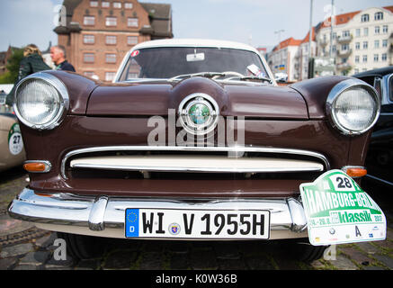 Hamburg, Deutschland. 24 Aug, 2017. Ein Ford Taunus 15M, 1955 erbaut, steht am Beginn der Oldtimer Rallye Hamburg-Berlin in Hamburg, Deutschland, 24. August 2017. Über 180 Oldtimer begann die Rallye heute. Foto: Christophe Kirschtorte/dpa/Alamy leben Nachrichten Stockfoto