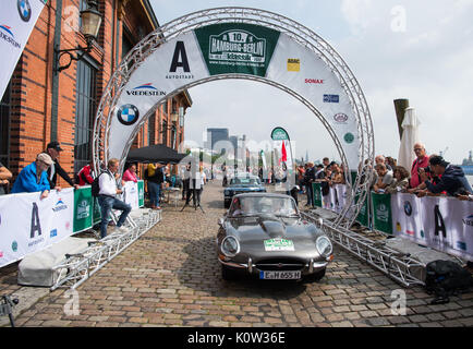 Hamburg, Deutschland. 24 Aug, 2017. Jaguar E-Type Serie 1, 1966 erbaut, am Beginn der Oldtimer Rallye Hamburg-Berlin in Hamburg, Deutschland, 24. August 2017. Über 180 Oldtimer begann die Rallye heute. Foto: Christophe Kirschtorte/dpa/Alamy leben Nachrichten Stockfoto