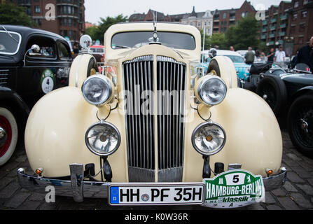 Hamburg, Deutschland. 24 Aug, 2017. Einen Packard 120 Acht Coupé, 1935 erbaut, steht am Beginn der Oldtimer Rallye Hamburg-Berlin in Hamburg, Deutschland, 24. August 2017. Über 180 Oldtimer begann die Rallye heute. Foto: Christophe Kirschtorte/dpa/Alamy leben Nachrichten Stockfoto