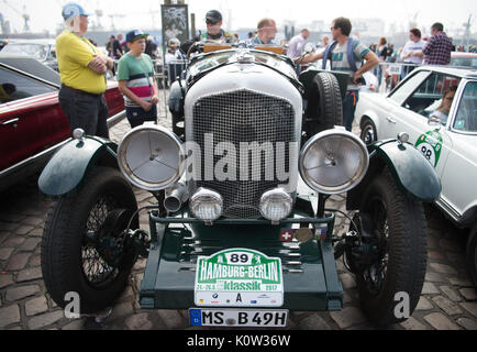 Hamburg, Deutschland. 24 Aug, 2017. Ein betley Open Tourer, 1967 erbaut, am Beginn der Oldtimer Rallye Hamburg-Berlin in Hamburg, Deutschland, 24. August 2017. Über 180 Oldtimer begann die Rallye heute. Foto: Christophe Kirschtorte/dpa/Alamy leben Nachrichten Stockfoto