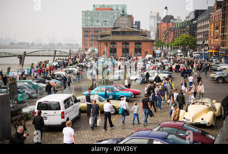 Hamburg, Deutschland. 24 Aug, 2017. Zuschauer sind, einen Blick auf die Autos vor dem Start der Oldtimer Rallye Hamburg-Berlin in Hamburg, Deutschland, 24. August 2017. Über 180 Oldtimer begann die Rallye heute. Foto: Christophe Kirschtorte/dpa/Alamy leben Nachrichten Stockfoto