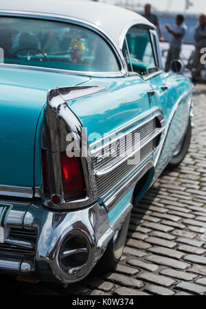 Hamburg, Deutschland. 24 Aug, 2017. Die Lichter eines Buick Roadmaster 75, 1958 erbaut, am Beginn der Oldtimer Rallye Hamburg-Berlin in Hamburg, Deutschland, 24. August 2017. Über 180 Oldtimer begann die Rallye heute. Foto: Christophe Kirschtorte/dpa/Alamy leben Nachrichten Stockfoto