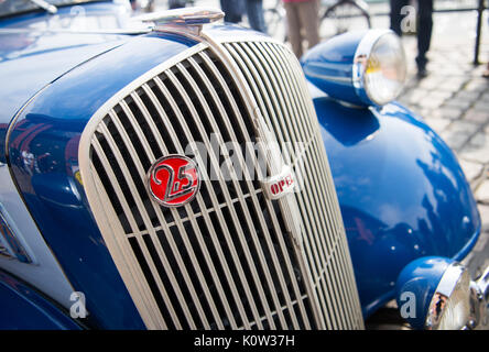 Hamburg, Deutschland. 24 Aug, 2017. Der Kühlergrill eines Opel Super 6, 1938 erbaut, dargestellt am 10 Oldtimer Rallye Hamburg-Berlin in Hamburg, Deutschland, 24. August 2017. Über 180 Oldtimer begann die Rallye heute. Foto: Christophe Kirschtorte/dpa/Alamy leben Nachrichten Stockfoto