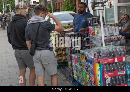 Bridge Street, Caversham, Reading, Berkshire, Großbritannien. 25 Aug, 2017. Caversham Road Reading Berks Großbritannien eine Gruppe von Männern auf der Suche nach bye Getränke bereit für Reading Festival Credit: Brian Southam/Alamy leben Nachrichten Stockfoto