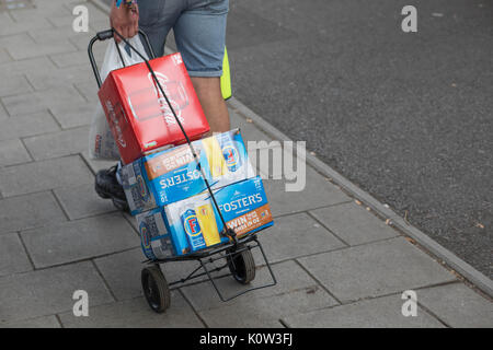 Bridge Street, Caversham, Reading, Berkshire, Großbritannien. 25 Aug, 2017. Caversham Road Reading Berks UK ein Mann auf der Straße mit seinem Einkaufswagen voller Getränke bereit für Reading Festival Credit: Brian Southam/Alamy leben Nachrichten Stockfoto