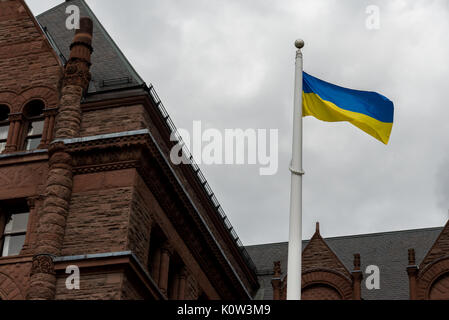 Toronto, Kanada. 24 Aug, 2017. Zeremonie, die Ukrainische Flagge während der Feier der Tag der Unabhängigkeit der Ukraine in der Nähe von der gesetzgebenden Versammlung von Ontario in Toronto, Kanada Kredit: Anatoliy Cherkasov/Alamy leben Nachrichten Stockfoto