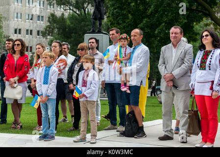 Toronto, Kanada. 24 Aug, 2017. Zeremonie, die Ukrainische Flagge während der Feier der Tag der Unabhängigkeit der Ukraine in der Nähe von der gesetzgebenden Versammlung von Ontario in Toronto, Kanada Kredit: Anatoliy Cherkasov/Alamy leben Nachrichten Stockfoto