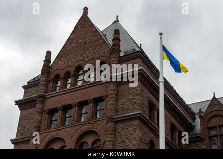 Toronto, Kanada. 24 Aug, 2017. Zeremonie, die Ukrainische Flagge während der Feier der Tag der Unabhängigkeit der Ukraine in der Nähe von der gesetzgebenden Versammlung von Ontario in Toronto, Kanada Kredit: Anatoliy Cherkasov/Alamy leben Nachrichten Stockfoto