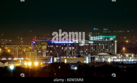 Glasgow, Schottland, Großbritannien. 24 Aug, 2017. Rettungshubschrauber kommt an der Universität Glasgow Queen Elizabeth Hospital Lokal als der Todesstern kurz vor Mitternacht bekannt. Barclay Curle Kran eine Clyde Titan im Vordergrund. Credit: Gerard Fähre / alamy Leben Nachrichten Stockfoto