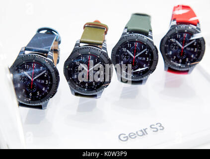 Gang S3, Aug 24, 2017: Samsung Electronics "Getriebe S 3 Geräte in einem Geschäft bei Samsung's Hauptsitz in Seoul, Südkorea angezeigt werden. (Foto von Lee Jae-Won/LBA) (Südkorea) Stockfoto