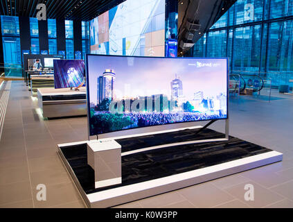 Samsung Electronics gekrümmte UHD-TV, 24.August 2017: Samsung Electronics' Gebogene UHD Fernsehgeräte sind bei Samsung's Hauptsitz in Seoul, Südkorea angezeigt. (Foto von Lee Jae-Won/LBA) (Südkorea) Stockfoto