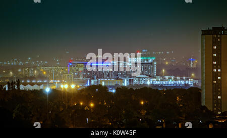 Glasgow, Schottland, Großbritannien. 24 Aug, 2017. Rettungshubschrauber kommt an der Universität Glasgow Queen Elizabeth Hospital Lokal als der Todesstern kurz vor Mitternacht bekannt. Barclay Curle Kran eine Clyde Titan im Vordergrund Credit: Gerard Fähre / alamy Leben Nachrichten Stockfoto