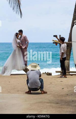 Kamala Beach, Phuket, Thailand. 24 Aug, 2017. Viele Chinesen kommen zu {Phuket pre Hochzeit Fotos zu machen bei ihrer Hochzeit anzuzeigen, viele Fotografen Chinesen sind, die illegal Arbeiten ohne Arbeitserlaubnis. In der Vergangenheit haben einige festgenommen worden. Credit: Kevin hellon/Alamy leben Nachrichten Stockfoto