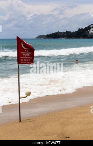 Kamala Beach, Phuket, Thailand. 24 Aug, 2017. Ein tourist Schwimmen in der roten Zone nicht schwimmen. Viele Touristen ignorieren Rettungsschwimmer Warnungen und kein Schwimmen Zonen, die sich in mehrere Todesfälle pro Jahr in Phuket. Credit: Kevin hellon/Alamy leben Nachrichten Stockfoto