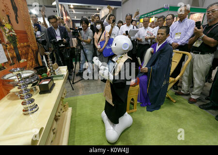 Tokio, Japan. 25 Aug, 2017. Ein buddhistischer Mönch (R) und SoftBank humanoide Roboter Pfeffer gekleidet als buddhistischer Mönch an der ENDEX, das Leben beenden Industrie EXPO 2017 durchführen, im Tokyo Big Sight am 25. August 2017, Tokio, Japan. ENDEX Vitrinen Geräte, Dienste und Technologien, die für das Begräbnis und Memorial Unternehmen und läuft bis zum 25. August. Quelle: Lba Co.Ltd./Alamy leben Nachrichten Stockfoto