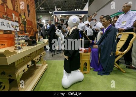 Tokio, Japan. 25 Aug, 2017. Ein buddhistischer Mönch (R) und SoftBank humanoide Roboter Pfeffer gekleidet als buddhistischer Mönch an der ENDEX, das Leben beenden Industrie EXPO 2017 durchführen, im Tokyo Big Sight am 25. August 2017, Tokio, Japan. ENDEX Vitrinen Geräte, Dienste und Technologien, die für das Begräbnis und Memorial Unternehmen und läuft bis zum 25. August. Quelle: Lba Co.Ltd./Alamy leben Nachrichten Stockfoto