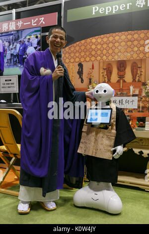 Tokio, Japan. 25 Aug, 2017. (L, R) ein buddhistischer Mönch und SoftBank humanoide Roboter Pfeffer gekleidet als buddhistischer Mönch an der ENDEX, das Leben beenden Industrie EXPO 2017 durchführen, im Tokyo Big Sight am 25. August 2017, Tokio, Japan. ENDEX Vitrinen Geräte, Dienste und Technologien, die für das Begräbnis und Memorial Unternehmen und läuft bis zum 25. August. Quelle: Lba Co.Ltd./Alamy leben Nachrichten Stockfoto