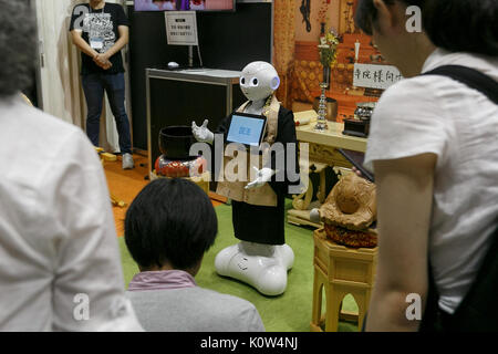 Tokio, Japan. 25 Aug, 2017. Besucher Blick auf eine SoftBank humanoide Roboter Pfeffer als buddhistischer Mönch an der ENDEX, das Leben beenden Industrie EXPO 2017 durchführen, im Tokyo Big Sight am 25. August 2017, Tokio, Japan gekleidet. ENDEX Vitrinen Geräte, Dienste und Technologien, die für das Begräbnis und Memorial Unternehmen und läuft bis zum 25. August. Credit: Rodrigo Reyes Marin/LBA/Alamy leben Nachrichten Stockfoto