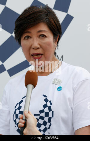 Tokio, Japan. 25 Aug, 2017. Tokio Gouverneur Yuriko Koike beantwortet Fragen aus der Presse während der 3 Jahre zu gehen! Spatenstich für das Tokyo 2020 Paralympische Spiele am Städtischen Dock LaLaport Toyosu am 25. August 2017. Die Spiele sind am 25. August 2020 zu starten. Quelle: Lba Co.Ltd./Alamy leben Nachrichten Stockfoto